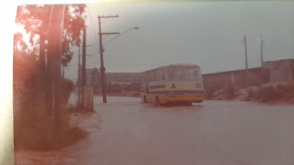 Ônibus da Viação Triângulo que fazia a linha Vila Esperança-Taboão, no meio da enchente da Rua Tiradentes, 1975 (Acervo: Roberto Tanaami)