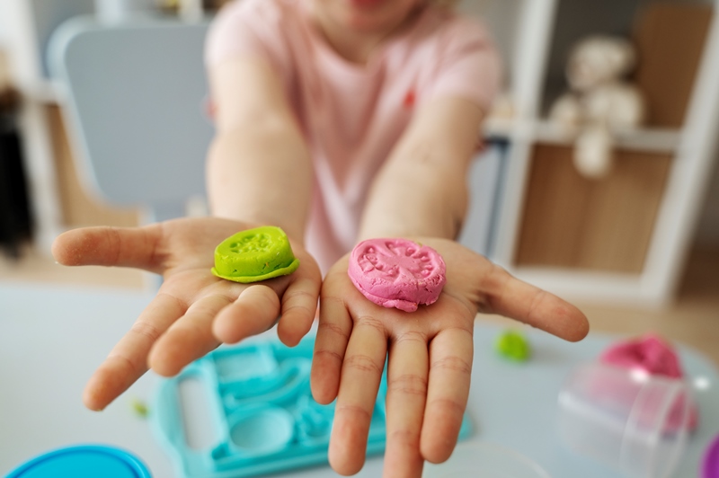 Slime, pintura, massinha, jardinagem e bailinho garantem a diversão da garotada durante o mês de julho